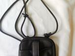 ショルダーの紐は調節可能(写真左が、調節した方)【MonoMax】10月号付録「アーバンリサーチ ドアーズのお財布機能付きスマホショルダーバッグ」