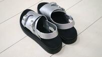 【GLOBAL WORK らくっションストラップサンダル】普段24.0cmサイズの筆者はシルバーのLサイズを購入。S～L（22〜24.5cm）があります
