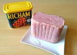 【東遠ジャパン リチャム 2040g(340g×6缶) 2198円】缶から中身を出した状態。用途に合わせてカットを