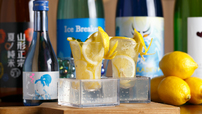 清涼感あふれるみずみずしい味わいの夏酒で作った「ふわモコSAKEレモンサワー」799円（税抜）