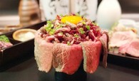 黒毛和牛はみ出る肉ざんまい飯