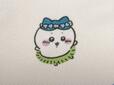 ハチワレも島に到着してフラダンス衣装にお着替え完了シーンのイラスト。ポーズがかわいい〜!