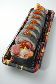 「寿司 海鮮太巻」1,700円(税込)、ハーフサイズ 850円(税込)※画像はイメージです。現在はトレーが変更になっています。(商品内容に変更はありません)