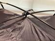 【ワークマン BASICドームテント 1人用】フックや紐でインナーテントとポールを結びつけます