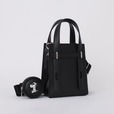 【PEANUTS×FURLA】「フルラ マンジョベ S クロスボディ」¥69,300(税込み)、W16 x H20 x D9cm(全2色)