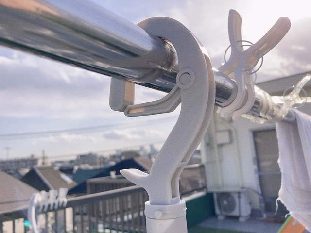 【カインズ 楽干し・楽カケ アルミ洗濯ハンガー 40ピンチ】ポールから外れないようにストッパーがついています