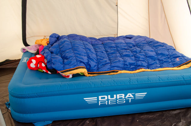 コールマン「デュラレスト™ エアーベッド（グランデ/クイーン）」。大人2名が眠れるビッグサイズ