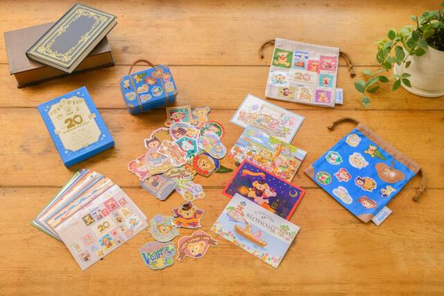 東京ディズニーリゾート「ダッフィー&フレンズ20周年:カラフルハピネス」過去のアートがデザインされたスペシャルグッズ|販売店舗:東京ディズニーシー「マクダックス・デパートメントストア」|発売日:2025年12月18日(木)