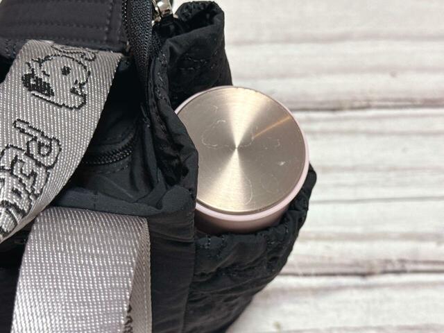 サイドのポケットにはボトルを収納