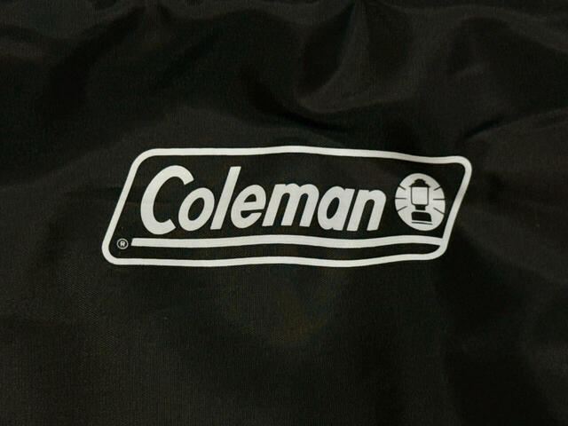 フロントには、おなじみの「Coleman」ロゴをホワイトでプリント。ブラック×ホワイトのモノトーン配色がシンプルで、大人っぽい印象♪