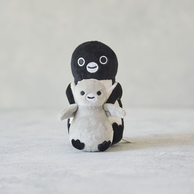 【Suicaのペンギン】「Suicaのペンギン ひっかけぬいぐるみ（子ペンギンと一緒）」2,650円