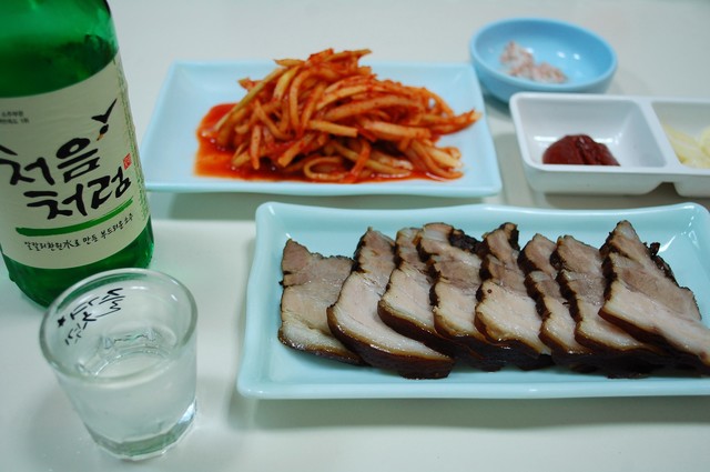 ほどよく脂が落とされた茹で豚肉は、冷えたソジュ（韓国焼酎）によく合う