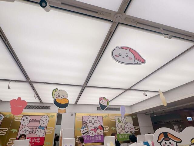 店内の天井にも注目！お寿司になったちいかわたちがいます！