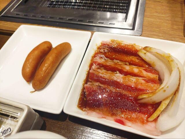 【焼肉ライク 朝焼肉セット】うす切りカルビは6枚、ウインナーは2本