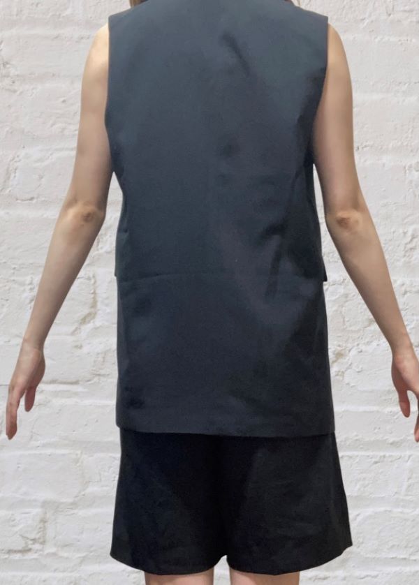 【GU（ジーユー） テーラードダブルベスト】お尻が隠れる丁度いい長さ