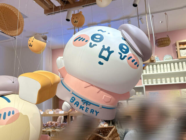 パン屋さんになっても泣いてしまうちいかわ。泣き顔が最高に不憫かわいいです！