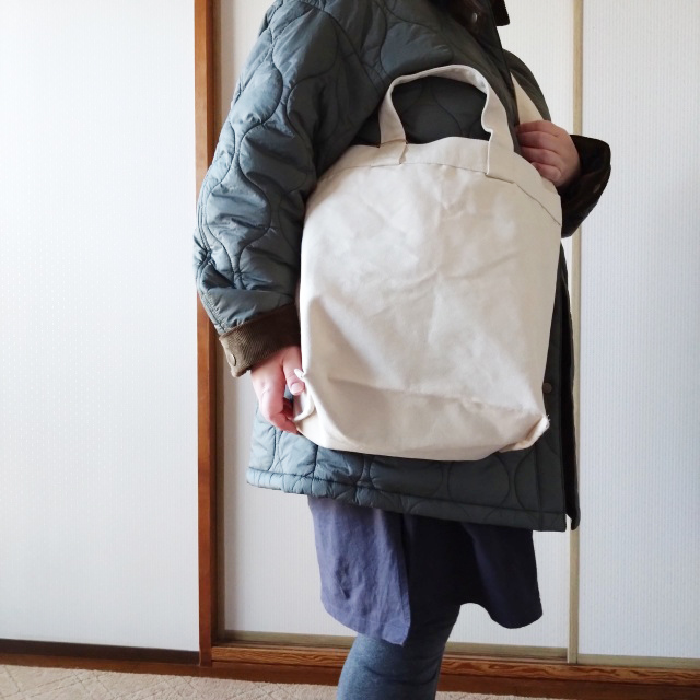 【無印良品　帆布2WAYトートバッグ】ショルダーベルトが太めなので、肩掛けしても体に負担がかかりにくいつくりです