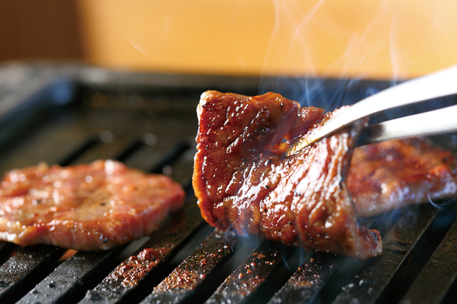 焼肉の井筒屋／肉は酸化を防ぐために提供直前に初めてカット。最もおいしい状態で食べられる。