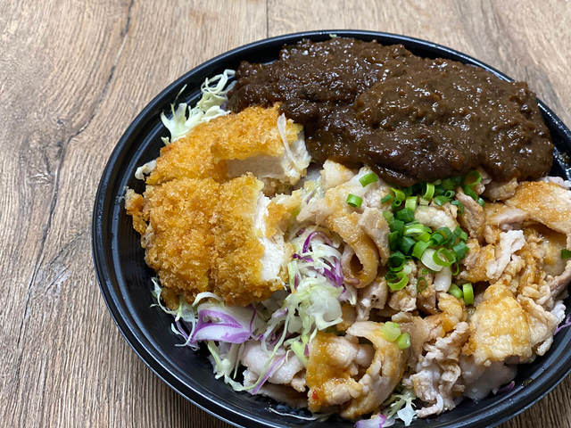 金沢カレーの豚めし食堂 さくさくチキンカツ + スタミナにんにく醤油豚カレー ライスをキャベツに変更 キャベツ150gお肉200g ¥1,430