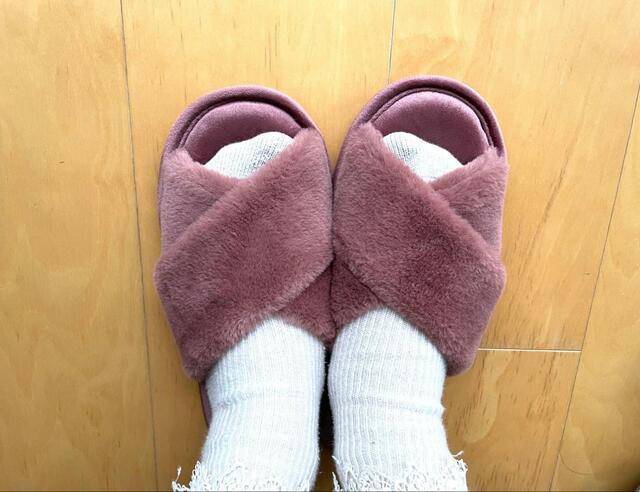 【GU （ジーユー）オープントゥルームシューズ(フェイクファー) 】おうち時間に最適！