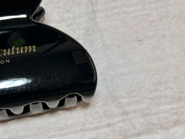 素材はプラスチック。ツヤ感のあるブラックが高見えポイント