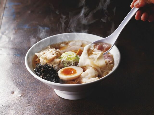 ＜山形＞ワンタンメンの満月／特製ワンタンメン