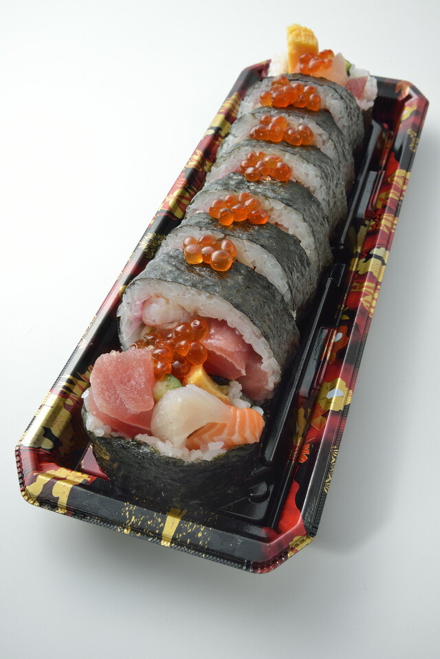 「寿司 海鮮太巻」1,700円(税込)、ハーフサイズ 850円(税込)※画像はイメージです。現在はトレーが変更になっています。(商品内容に変更はありません)