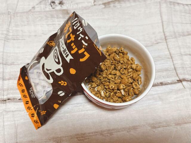 【カルディ オリジナル ハロウィン 麦スナック コーヒー味】サクサクの軽い食感。ほんのあり甘いミルクコーヒー味が美味♪