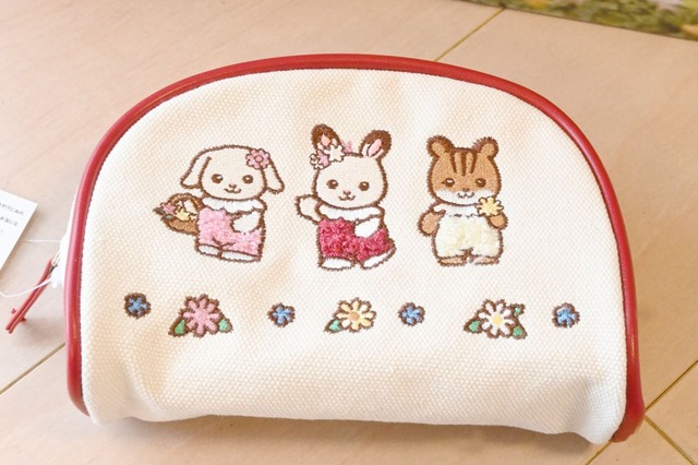 【シルバニアファミリー展40th】「サガラ刺繍ポーチ」2,500円/持ち歩くのにちょうどいい大きさのポーチ