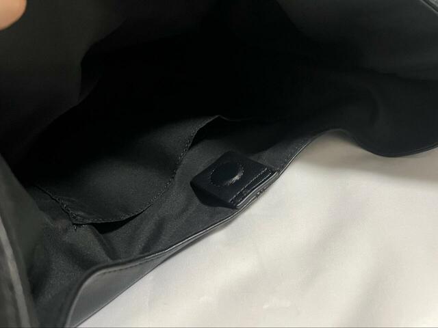 【GU ロングベルトトートバッグ+E】開閉はマグネット式。片手で開閉しやすいのも嬉しいポイント