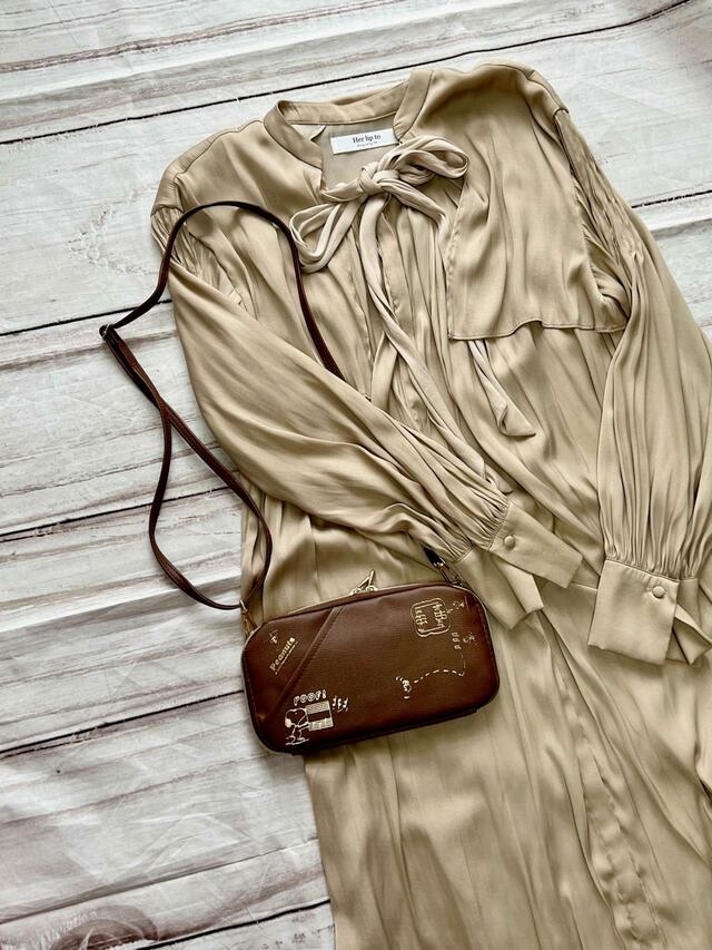 横向きの時はシックなスタイルに♪【SNOOPY（スヌーピー）タテでもヨコでも持てる！スマホショルダーBOOK BROWN】