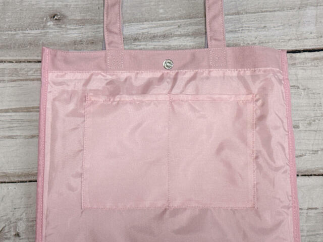 内側には裏地付き。前面側には区切りポケットが2つついています