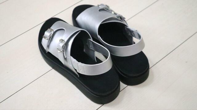 【GLOBAL WORK らくっションストラップサンダル】普段24.0cmサイズの筆者はシルバーのLサイズを購入。S～L（22〜24.5cm）があります