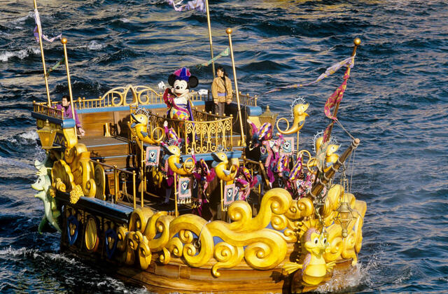 東京ディズニーシー「ポルト・パラディーゾ・ウォーターカーニバル」スタート（2006年5月終了）　©Disney