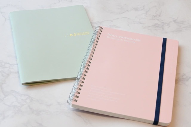 【淡色文具特集／セリア】ノートは110円と思えないクオリティ！ゴムバンド付きも便利