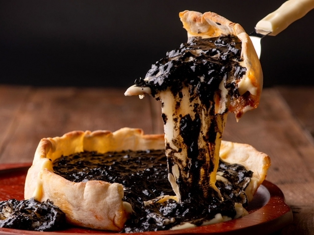 「BLACK＆WHITE～漆黒」イカ墨使用モッツァレラチーズ×チーズフォンデュソース×ミートソース×イカ墨1,759円(税込)