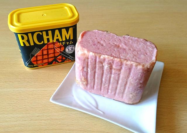 【東遠ジャパン　リチャム　2040g（340g×6缶）　2198円】缶から中身を出した状態。用途に合わせてカットを