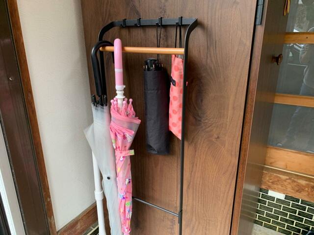 【山崎実業 引っかけアンブレラスタンド】長い傘のほか、折り畳み傘が引っかけられて便利