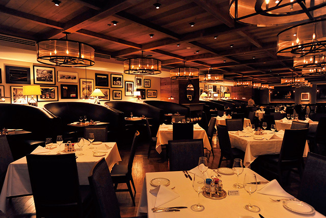 「ロウリーズ・ザ・プライムリブ 東京」内観