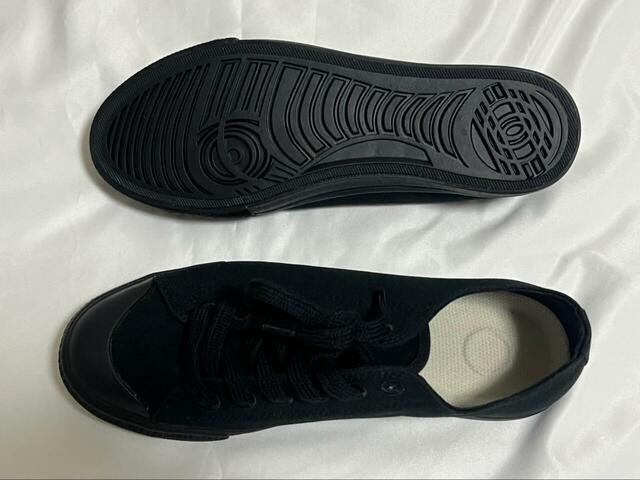 【無印良品　疲れにくい撥水スニーカー】アウトソールは重心移動がスムーズに行え、足の動きを妨げにくい形状になっているのだそう！