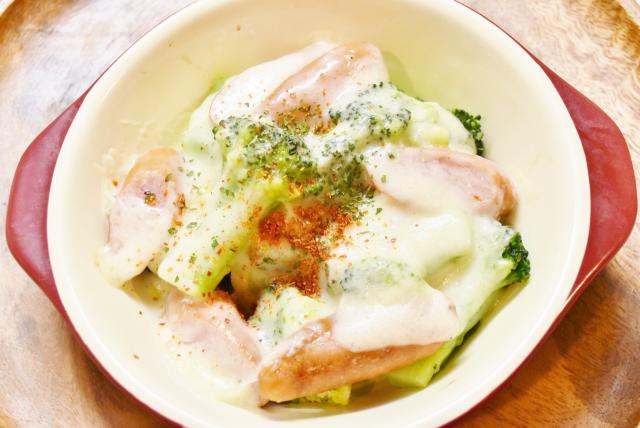 スライスチーズをのせてチンするだけ。