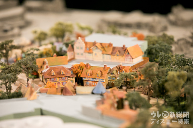 トゥーンタウン側にはガストンの酒場レストラン。この建物の裏側はミニーのグリーティング施設