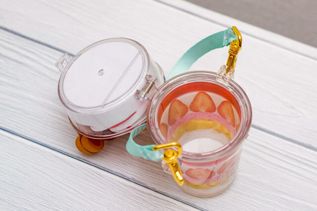 カラフルチョコレート、ミニスナックケース付き ¥1,300｜お菓子を入れて持ち歩ける