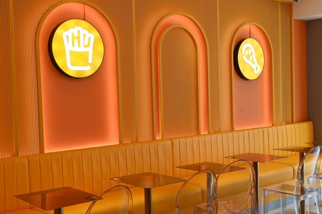 壁の装飾も元気になれるカラーリングもかわいい！