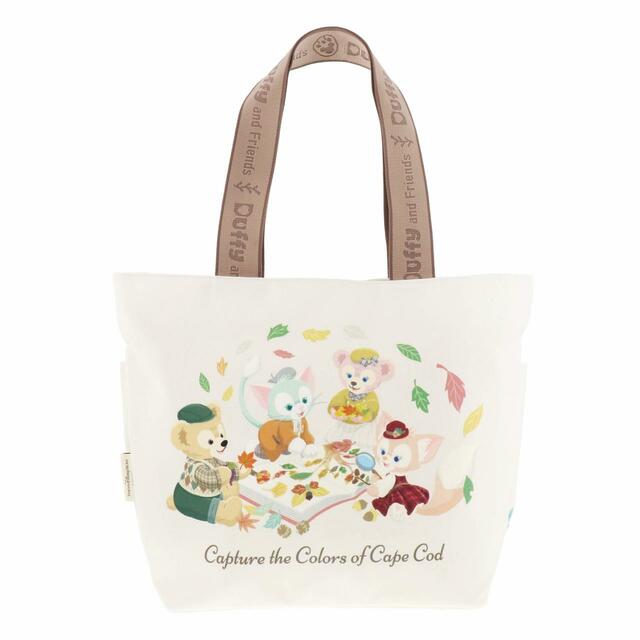 トートバッグ｜4,700円｜「ダッフィー＆フレンズのオータム・ストーリーブック」スペシャルグッズ｜販売店舗：東京ディズニーシー「マクダックス・デパートメントストア」｜発売日：2023年9月7日（木）