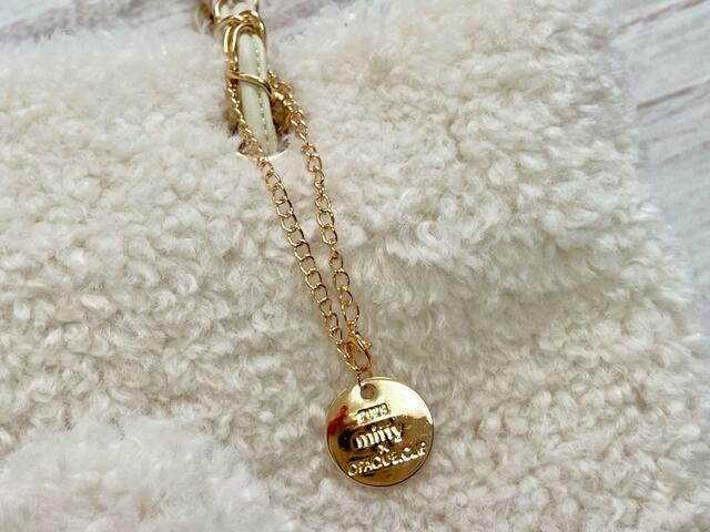 ゴールドのメタルチャーム付き！