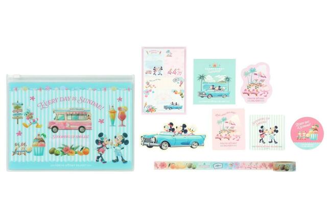 ステーショナリーセット 1,500円|東京ディズニーリゾート「SUNNY SUNNY Summer」グッズ|販売店舗:東京ディズニーランド「グランドエンポーリアム」、東京ディズニーシー「タワー・オブ・テラー・メモラビリア」|発売日:2025年6月5日(木)