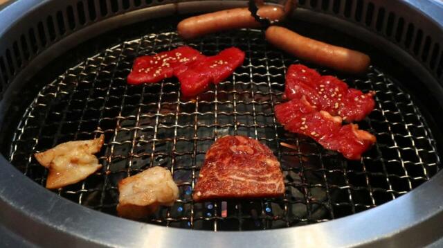 【焼肉ダイニング ワンカルビ 土日祝ランチ限定食べ放題コース】焼き野菜がないコースなので、網の上では肉だけに全集中できます！