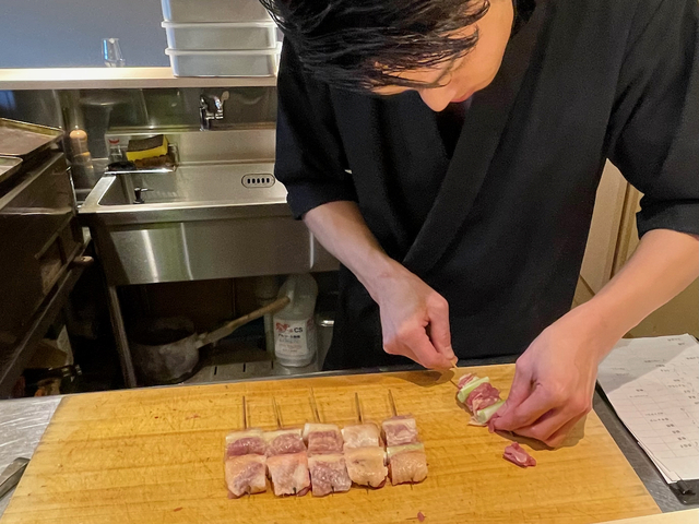 【鳥きよ】山形地鶏を仕込み中の秋吉さん