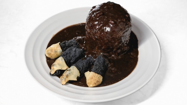 「ゴジラ フット大盛り黒カレー」（中辛 / 130園）